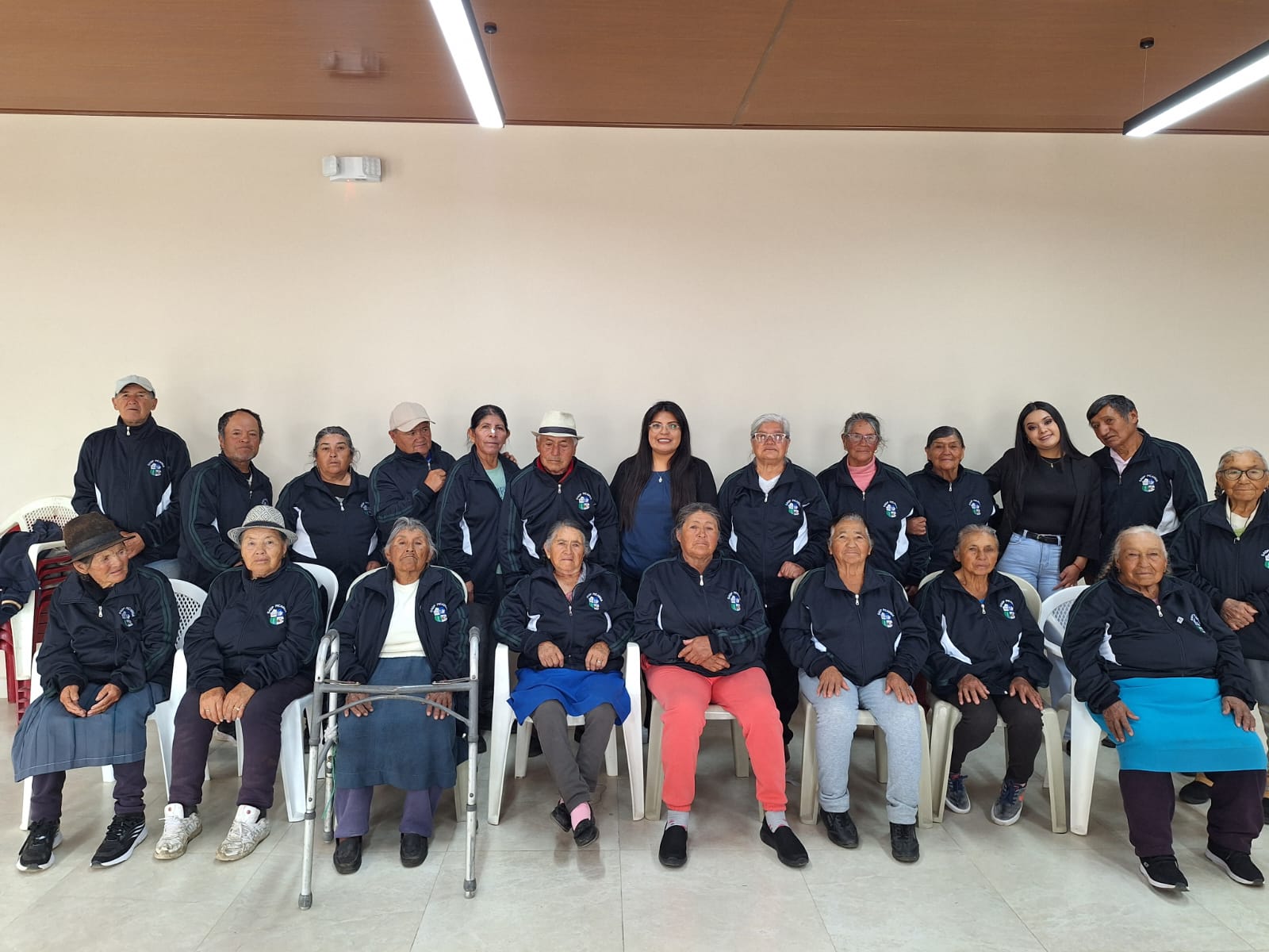 ADULTOS MAYORES DEL CASERÍO LA ATARAZANA RECIBEN PRENDAS DEPORTIVAS POR EL GADP PICAIHUA